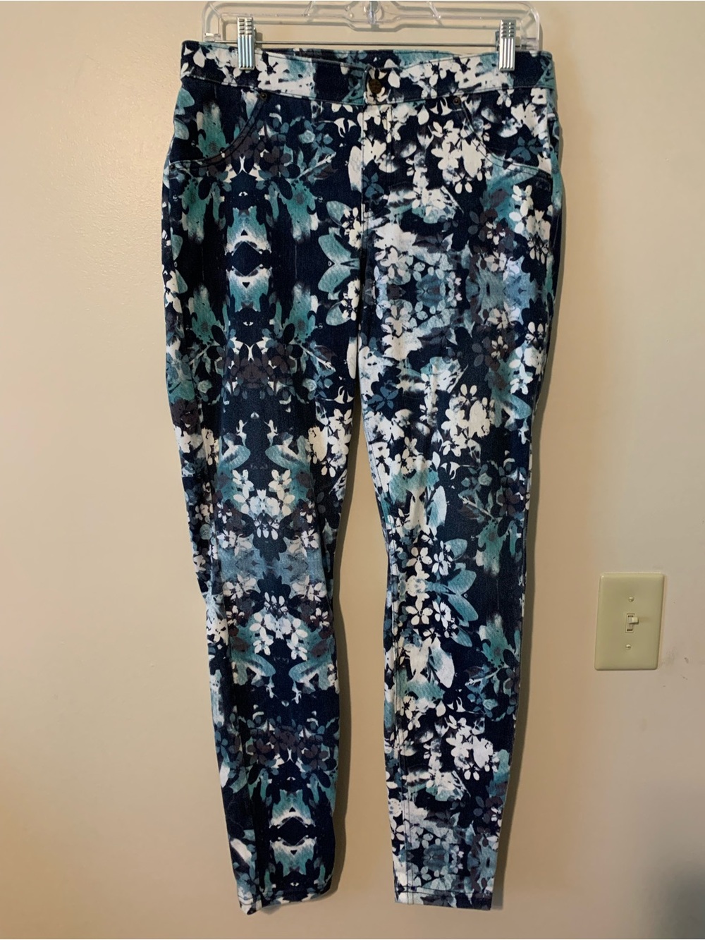 HUE Navy, Teal & White Floral Cropped Ankle Pants